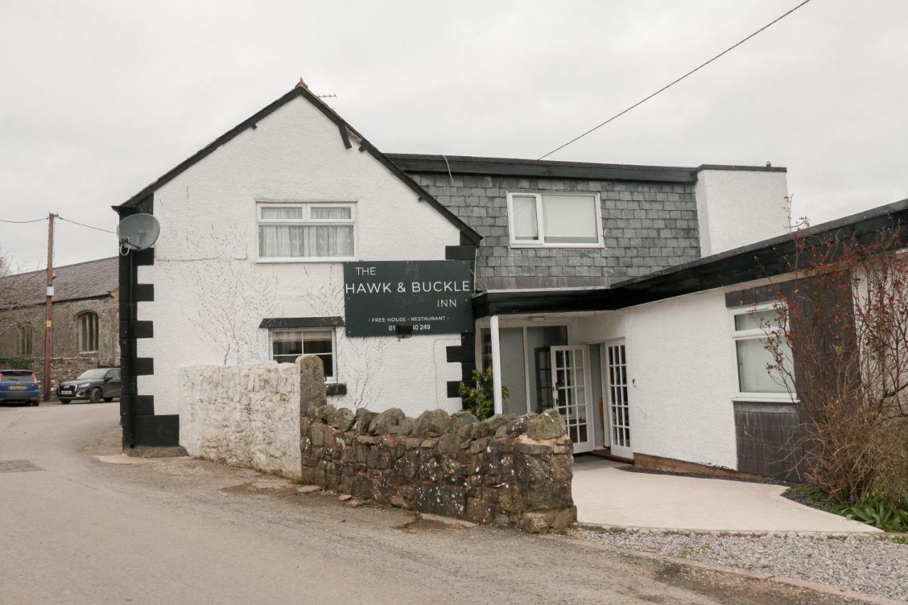 The Hawk & Buckle Inn Llannefydd Exterior photo